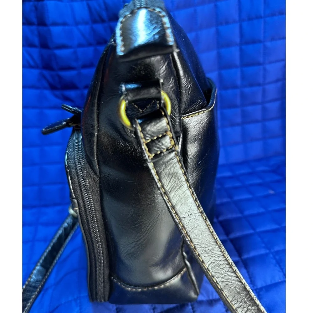 Relic Black Faux Leather Crossbody Bag Shoulder Bag Adjustable Strap Zip Pockets